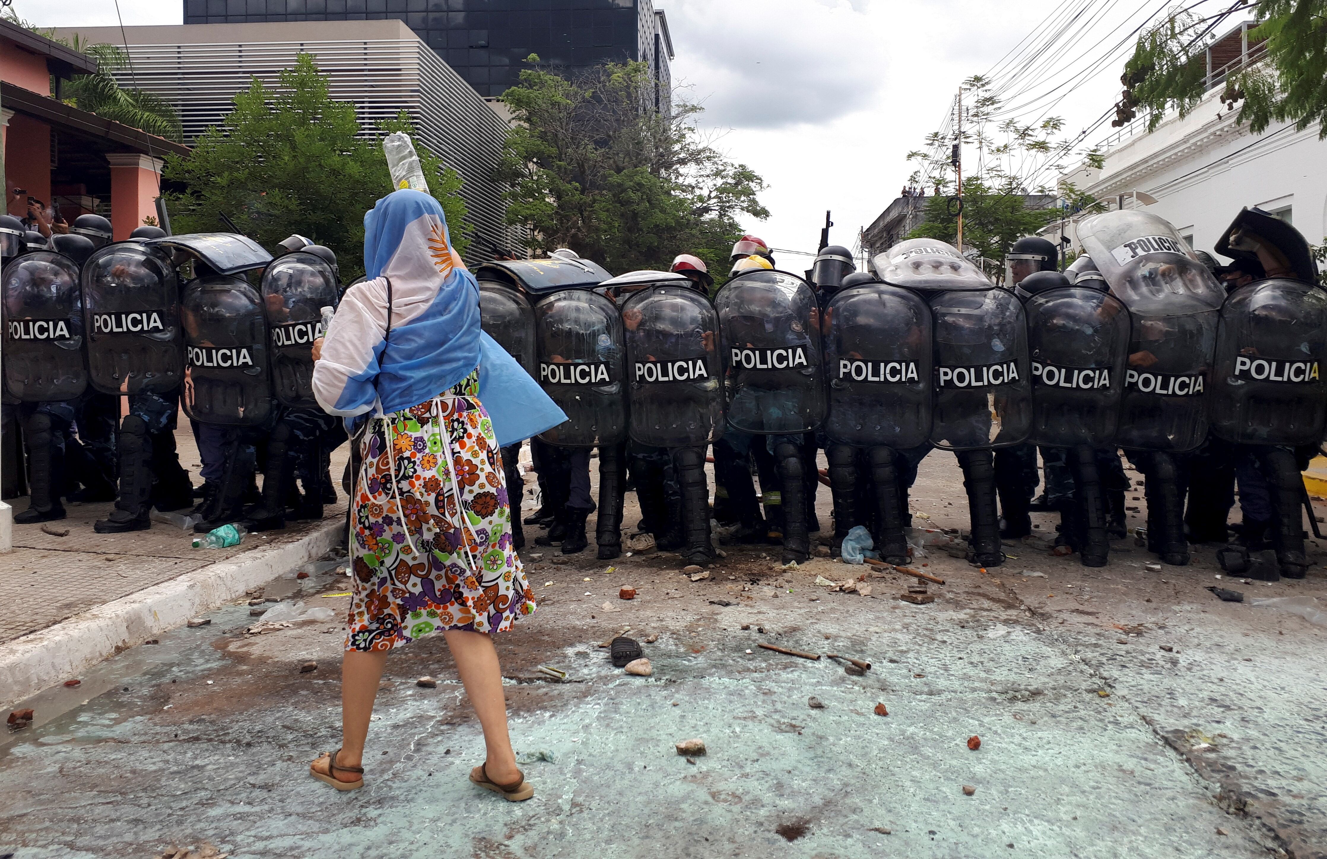 Este sábado manifestantes vuelven a protestar en Formosa contra el regreso a la fase 1 de cuarentena, dispuesta por el gobernador Gildo Insfrán. (AP/Nathaniel Caceres)