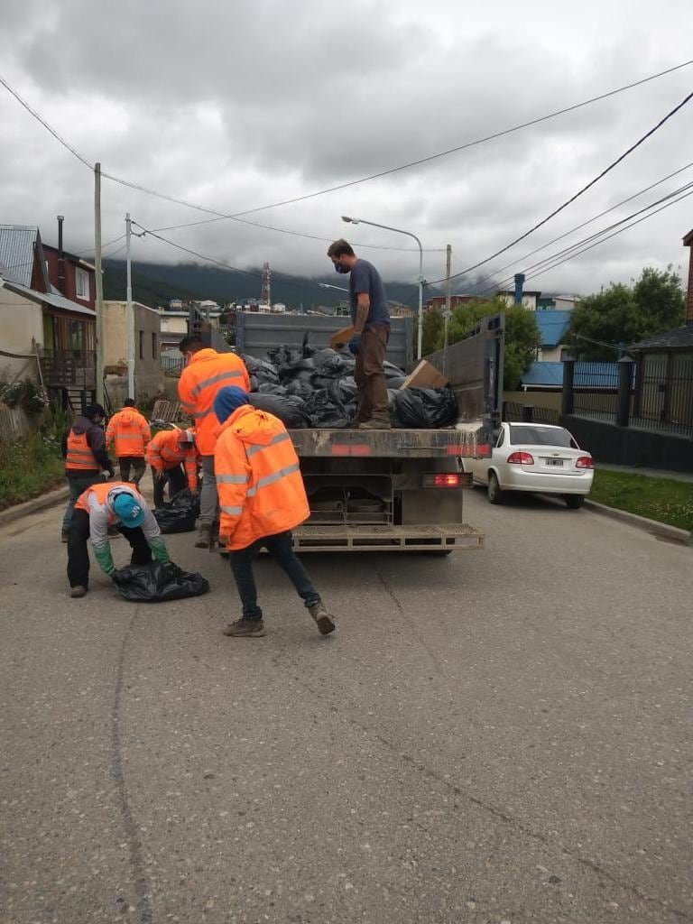 Limpieza y recolección de voluminosos en distintos barrios de la ciudad por parte de la Municipalidad de Ushuaia-