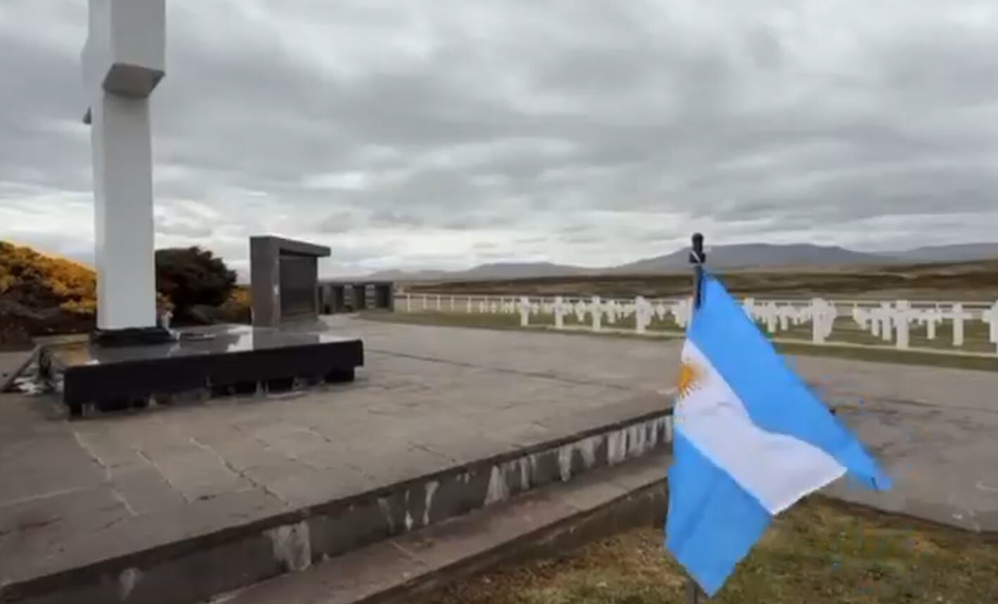 El video del youtuber que izó la bandera argentina en las Islas Malvinas