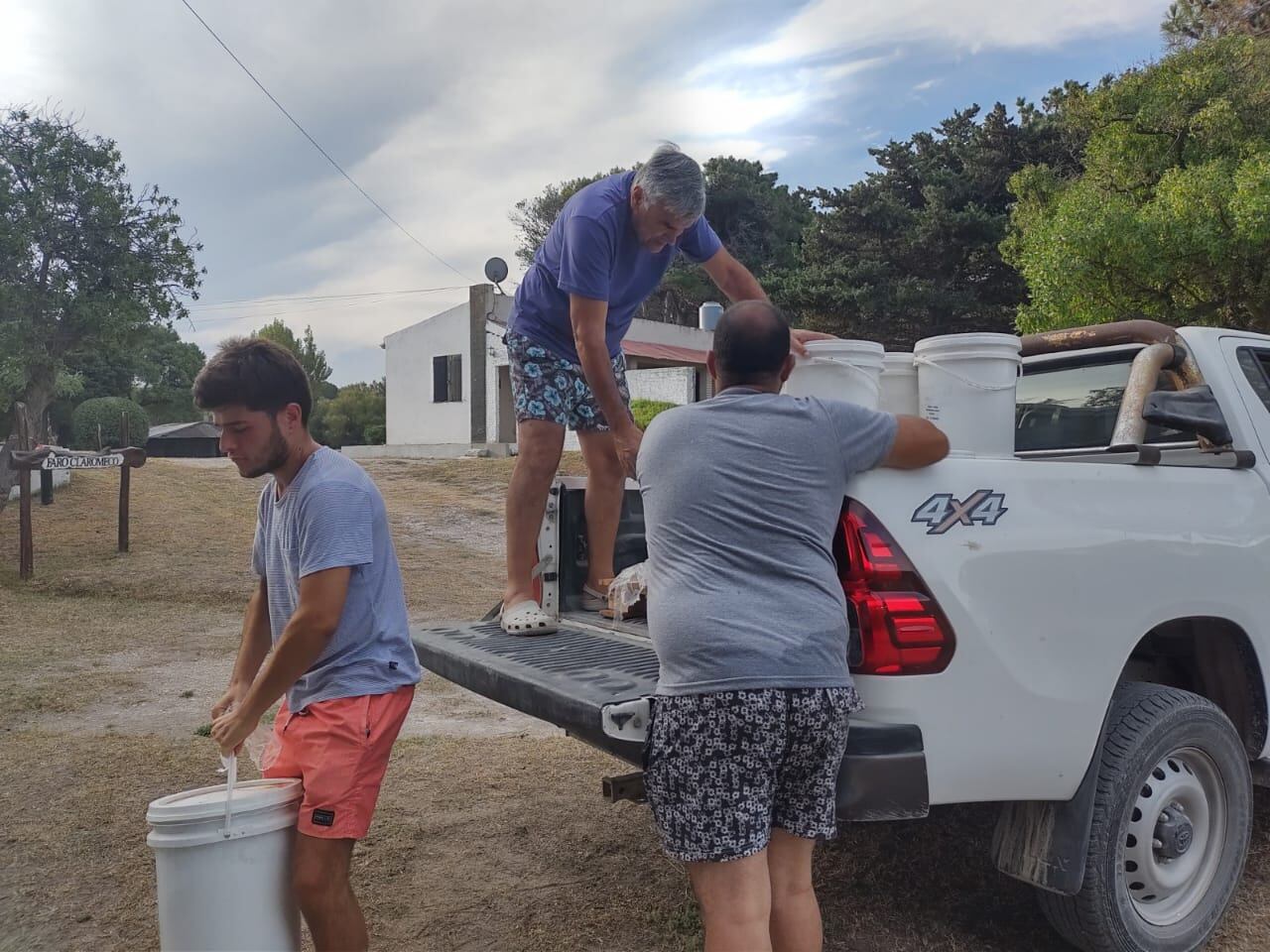 Donaron más de 300 litros de pintura para pintar el faro de Claromecó