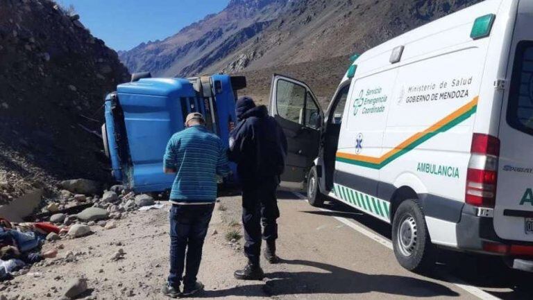 Chocaron dos camiones en ruta 7 en Mendoza.