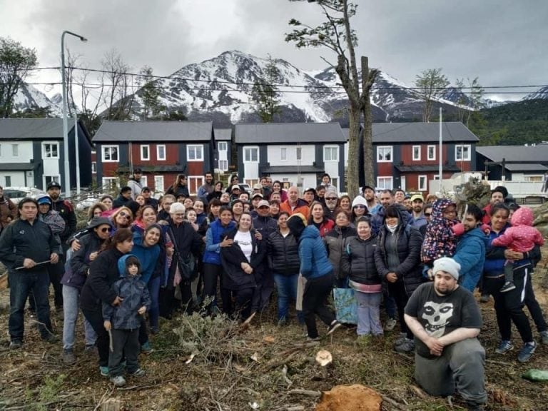 Yanira Martinez Ortiz junto a integrantes de la Cooperativa "Nuestro Techo" y "Casa Base" (archivo).