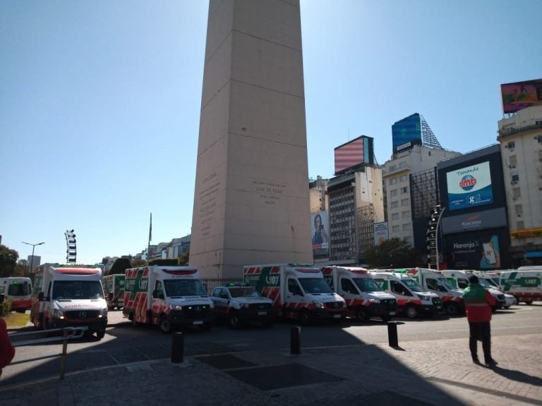 Emotivo homenaje al médico del SAME que murió de coronavirus en el Obelisco