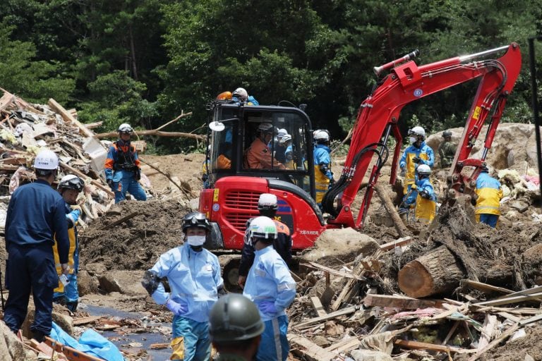 Policías participan en las labores de rescate de desaparecidos tras las fuertes lluvias en Kumano.