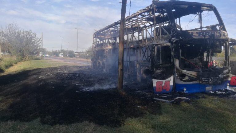 Un colectivo de la línea El Rápido se prendió fuego camino a La Plata.