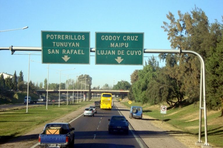 Los asaltos tuvieron lugar este sábado a la madrugada en uno de los tramos más transitados del Acceso Sur (aunque a esa hora no hay mucho tráfico). Foto: Los Andes.