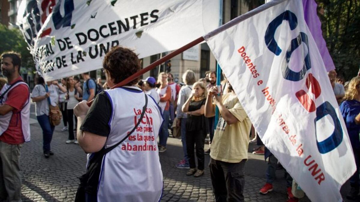 Los docentes universitarios votaron endurecer las medidas de fuerza