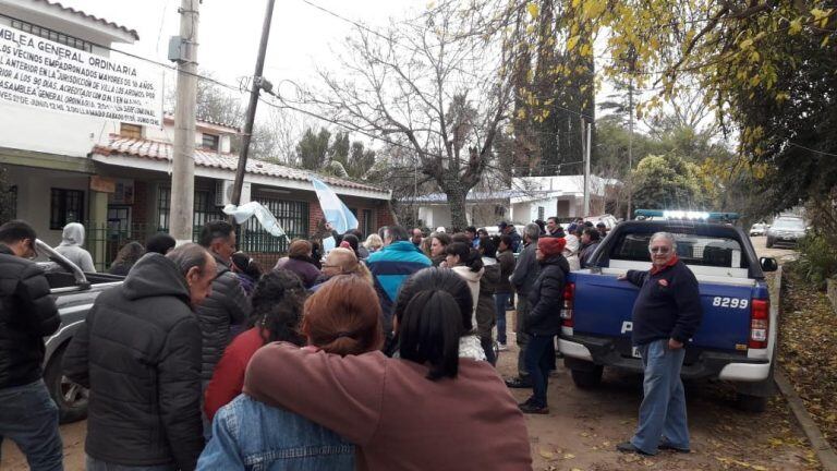 Vecinos autoconvocados frente a la sede de la Comuna de Villa Los Aromos.