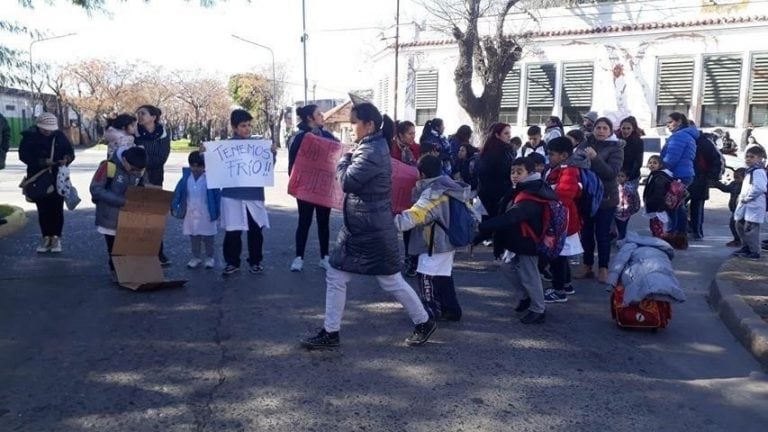 Estudiantes de La Plata realizan un "frazadazo" en reclamo de las condiciones edilicias.