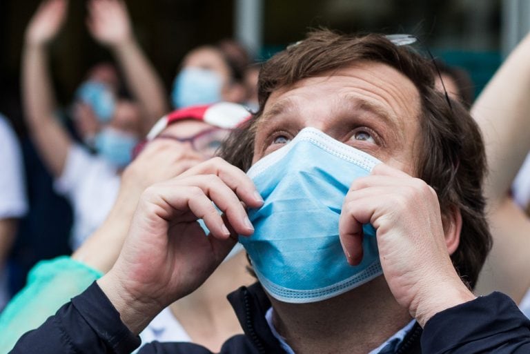 21 April 2020, Spain, Madrid: Mayor of Madrid, Jose Luis Martinez-Almeida, takes patz in the daily gratitude applause to health care workers working on the Coronavirus (COVID-19), at the Jimenez Diaz Foundation University Hospital. Photo: Joaquin Corchero / Europa Press/Europa Press/dpa