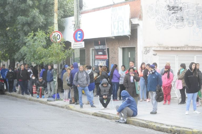 Extensas filas en los bancos porteños y del Conurbano para cobrar jubilaciones y planes sociales. (Clarín)