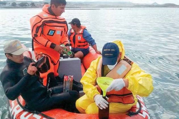 Prefectura tomó intervención en el derrame. Se trataría de combustible en principio.