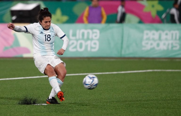 En la definición por penales ante Colombia, perdió el equipo argentino de fútbol femenino. Aquí Gabriela Chavez en el momento de su disparo, que salió desviado. (REUTERS/Susana Vera)