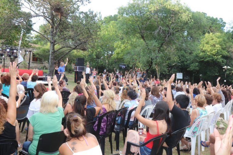 Personas levantando la mano ante la pregunta: "¿Quién patearía la puerta para salvar a una persona en una casa en llamas".