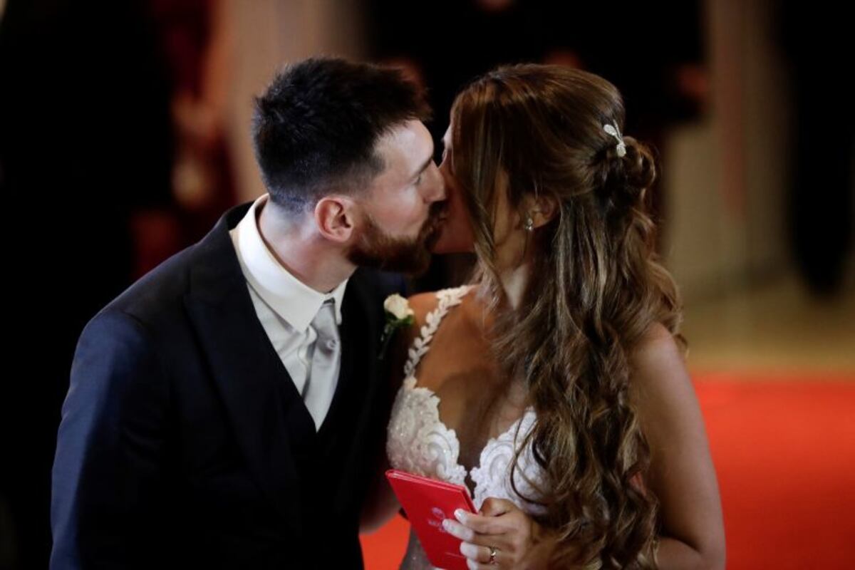 ¡Super enamorados! Messi y Antonela se tatuaron la fecha de su casamiento