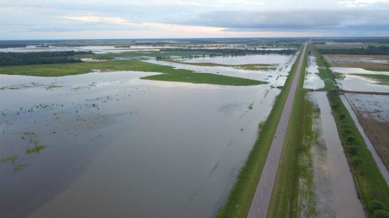 Los campos al costado de la ruta que llevan a Méson de Fierro se encuentran completamente inundados.