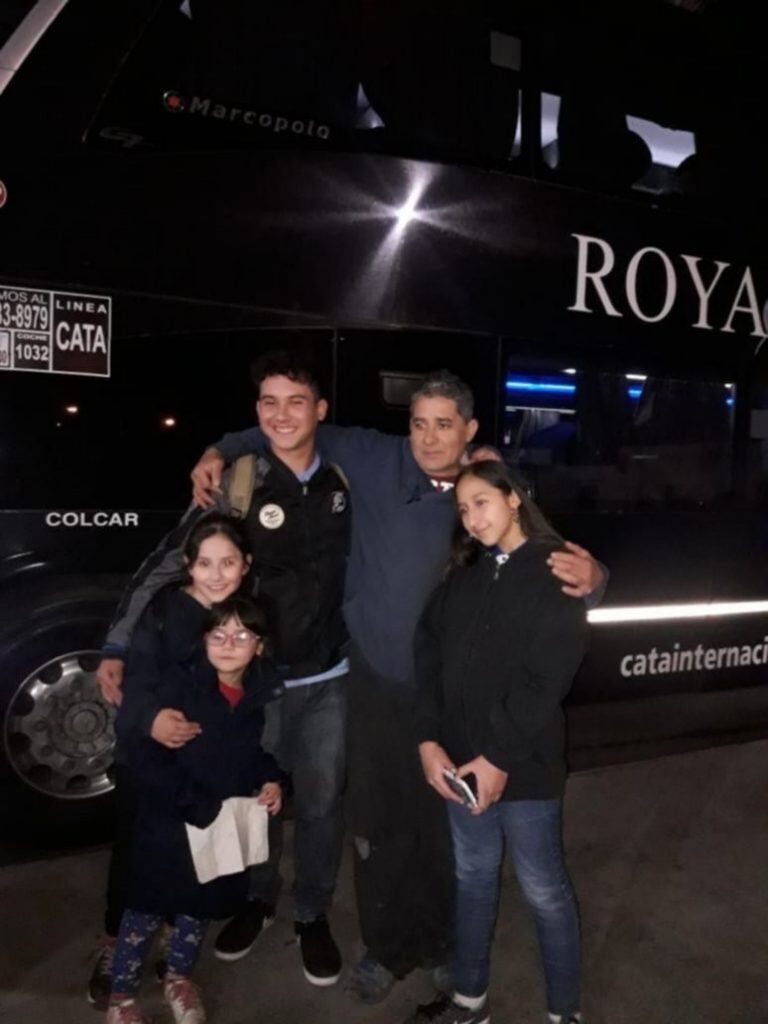 Enzo Serrano junto a sus hermanas y padre.