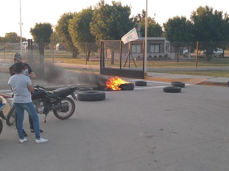 Protesta frente a la firma Dulcor en Arroyito