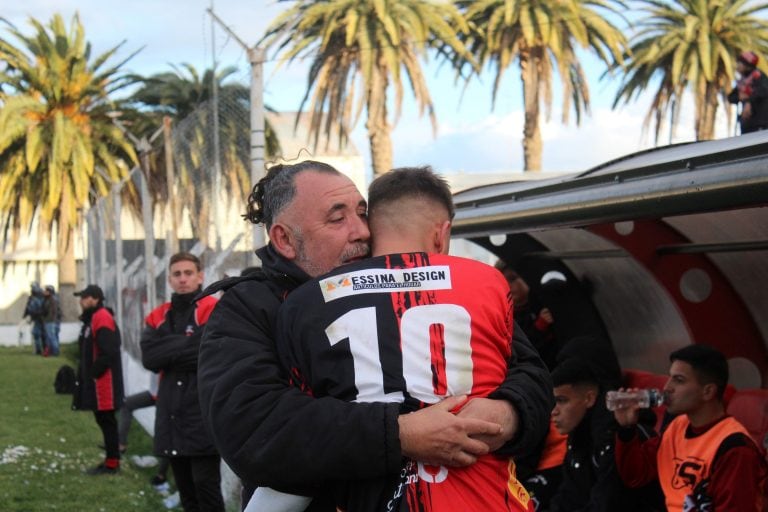 Abrazo del goleador con el cuerpo técnico