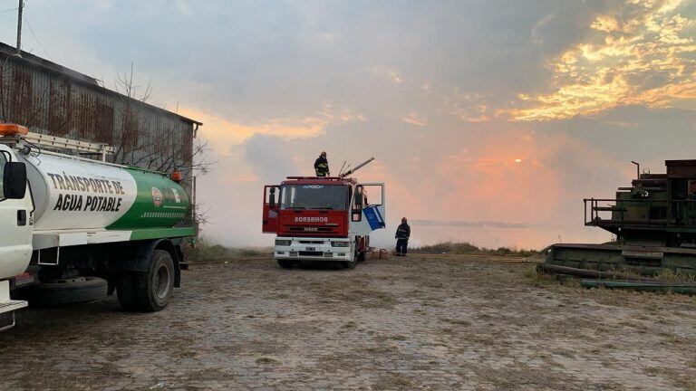 Siguen las tareas de enfriado en los viejos muelles de la ex Zona Franca de Bolivia. (LT8)