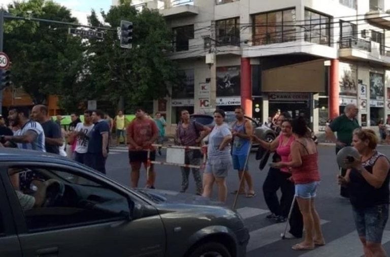 Cacerolazo en Cafferata y Mendoza.