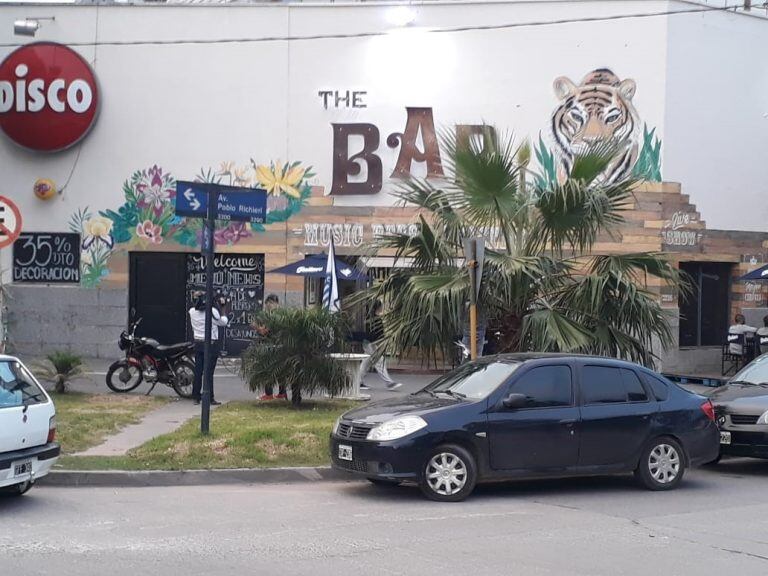 Así viven los hinchas de Talleres el partido con San Pablo en barrio Jardín.