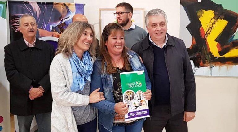 Acto de entrega de créditos a emprendedores (Gobierno de La Pampa)