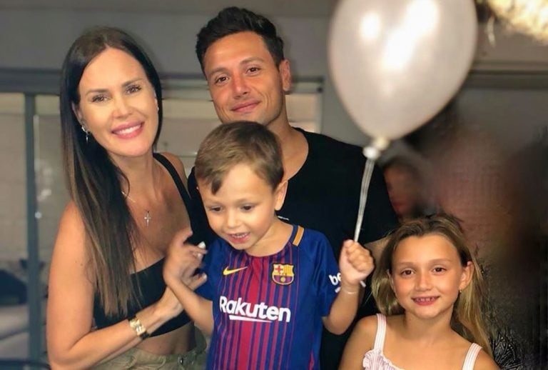 La familia de Natalie Weber y Mauro Zárate, una postal de la cuarentena.