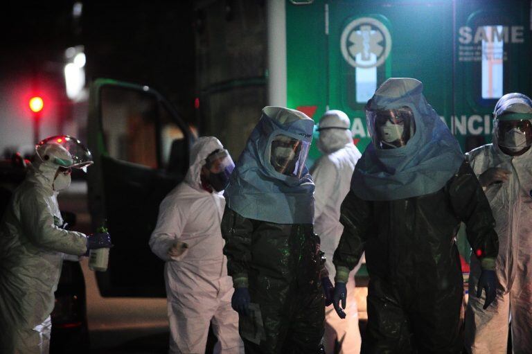 Desalojan a adultos mayores en el geriátrico del Hospital Israelita Cuarentena / Coronavirus Covid 19 Argentina Barbijos (Foto: Clarín)