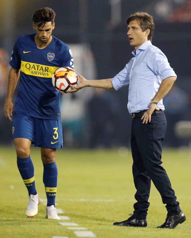 Gustavo Barros Schelotto, durante el partido ante Libertad en Paraguay. Foto: AP.