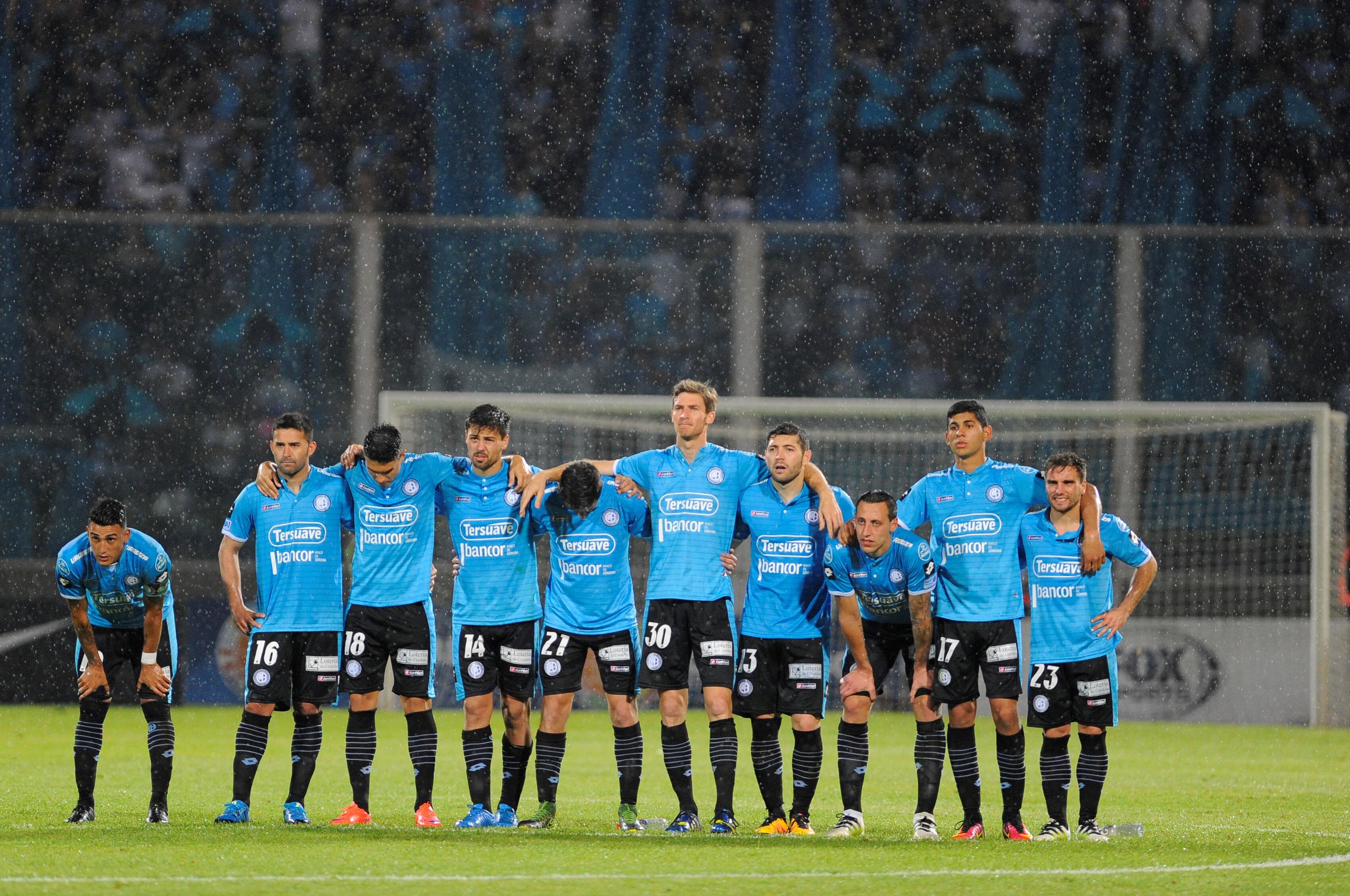 ARG01. CÓRDOBA (ARGENTINA), 28/09/2016.- Jugadores de Belgrano de Argentina en la definición por penales durante un partido de vuelta por los octavos de final de la Copa Sudamericana hoy, miércoles 28 de septiembre de 2016, en el estadio Mario Alberto Kempes de Córdoba (Argentina). EFE/PEDRO CASTILLO