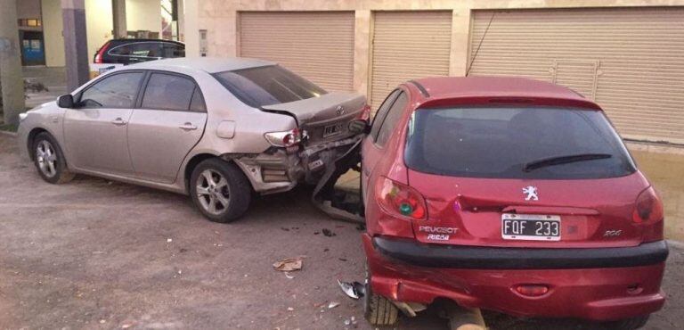 El agente perdió el control de su auto e impactó contra los vehículos que estaban estacionados en el lugar.