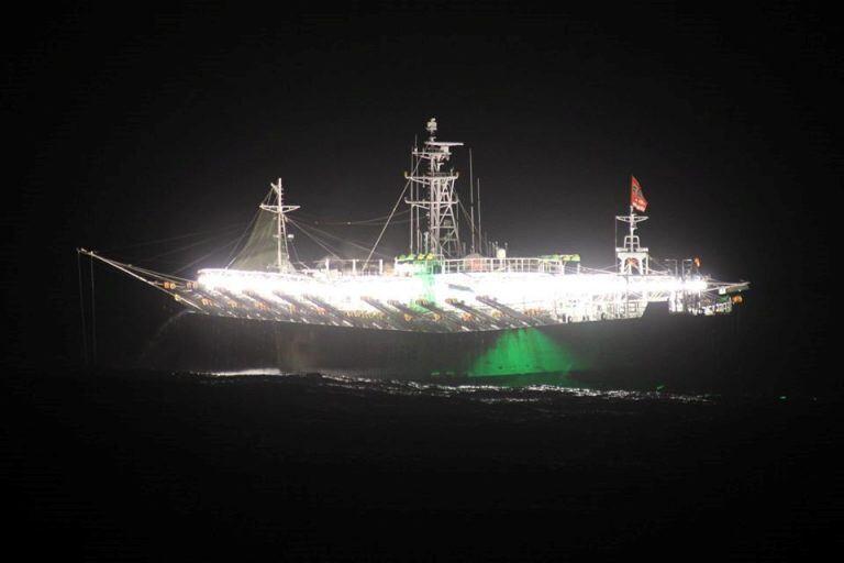 De noche, los poteros, iluminan atrayendo a los calamares. Verlos en altamar recrea una postal urbana.