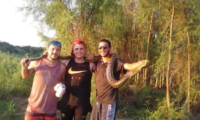 Los amigos junto al reptil