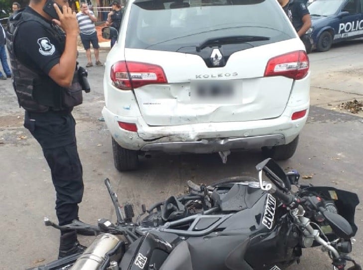 El menor chocó a un agente en moto a quien le produjo heridas.