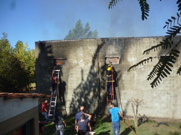 Imágenes dramáticas del incendio que arrasó con la mueblería.