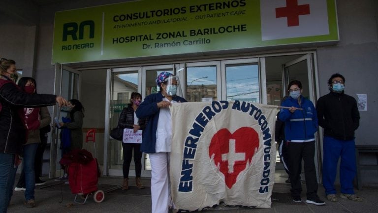 Reclamos frente al Hospital Zonal de Bariloche (diario Río Negro)