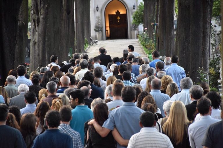 Familiares y amigos en el  funeral.