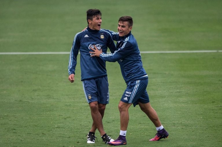 Argentina's national football team players Paulo Dybala (R)takes part in a training session in Lima on October 04, 2016. 
Argentina will face Peru in a FIFA World Cup Russia 2018 qualifier match on October 6. / AFP PHOTO / ERNESTO BENAVIDES