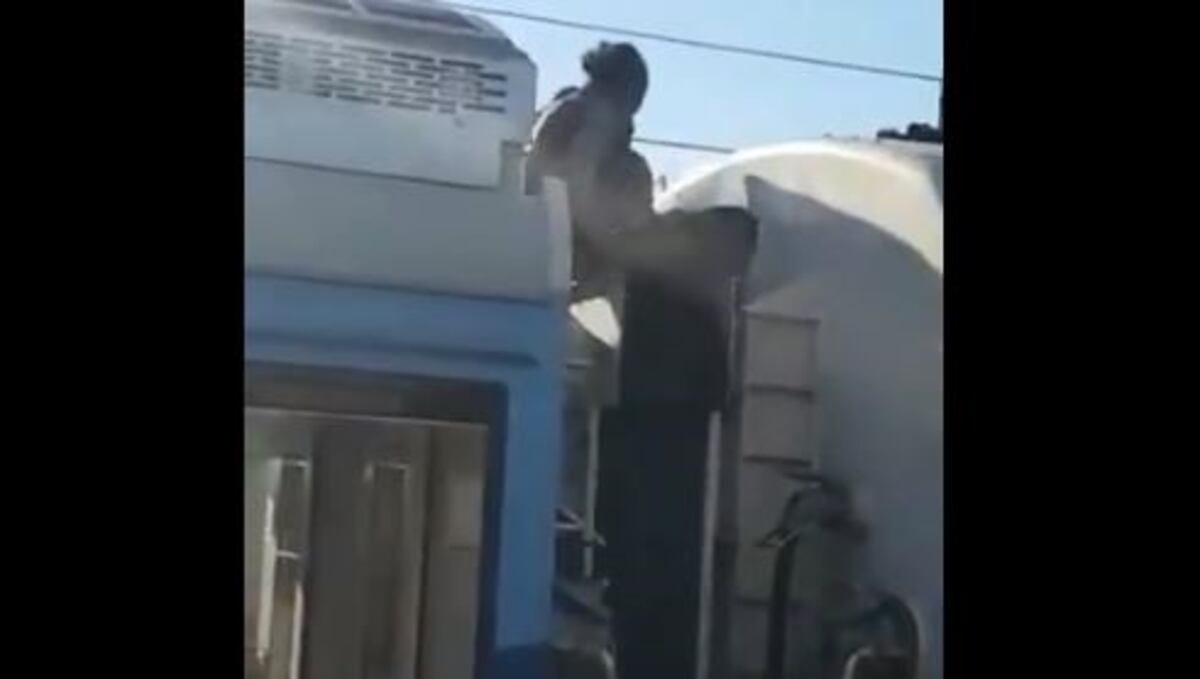 Dos hombres terminaron electrocutados mientras viajaban en el techo del tren Roca