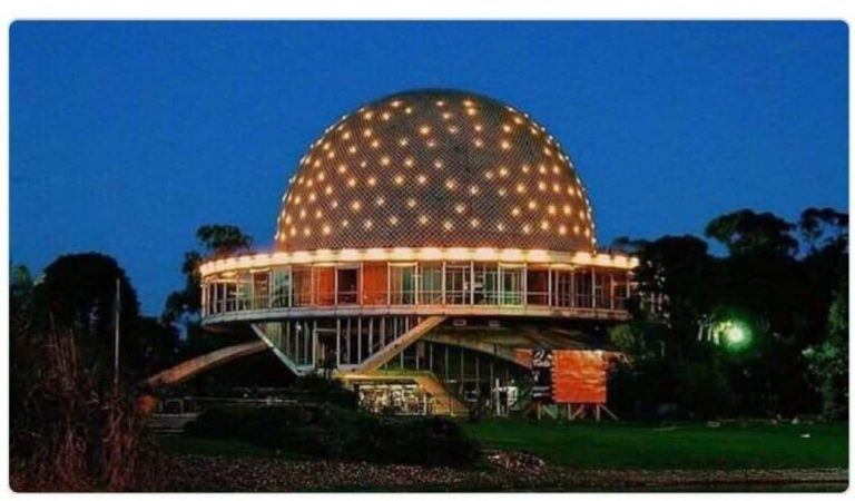 El Planetario se iluminará con los colores de España (Foto: Twitter)