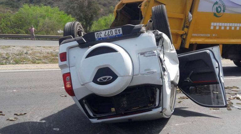 Accidente vial en el ingreso a Carlos Paz