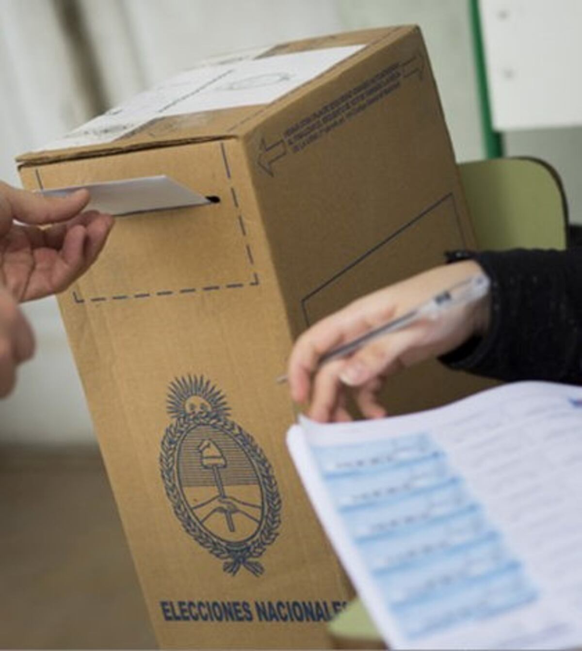 Tropezó y se luxó el codo mientras contaba votos: el GCBA deberá indemnizarla