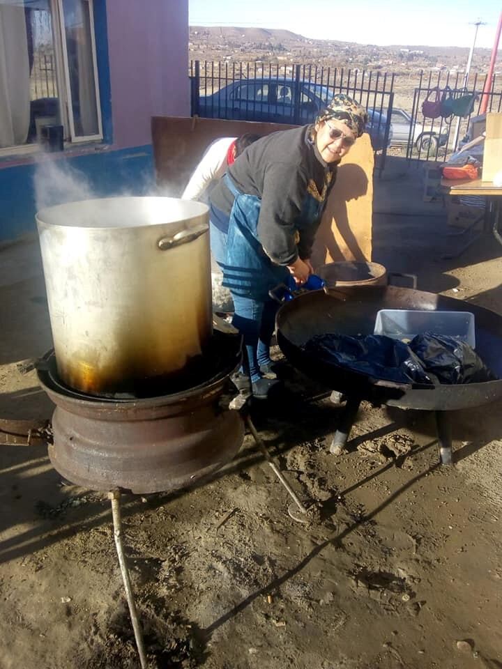 Muchas personas colaboran con el comedor ayudando en la cocina.