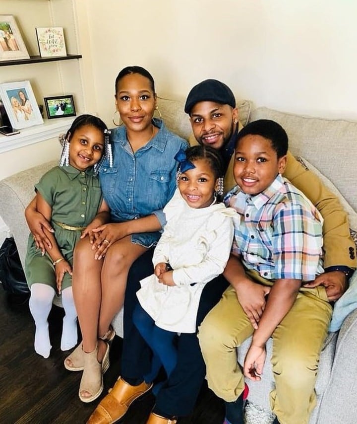 Rudy Napier, Mike Anthony Addison y los tres niños que iban en el asiento trasero del auto en el momento del parto (Foto: Daily Mail)