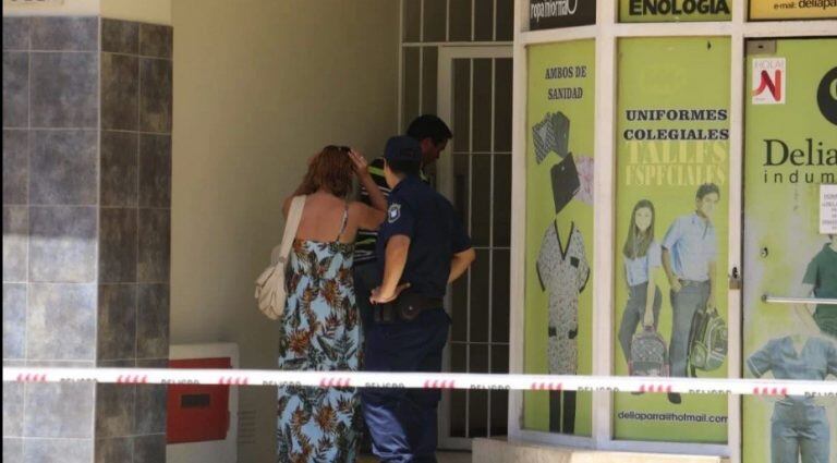 Los familiares de la víctima llegaron de inmediato al lugar.