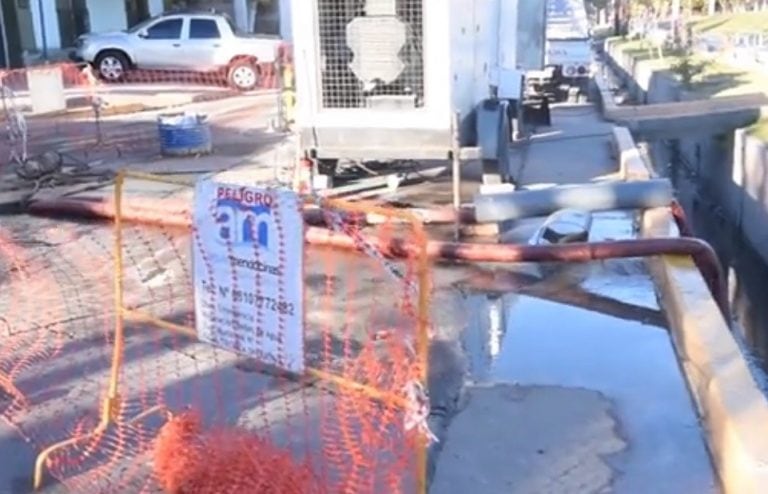 Operativo de desagote de cloacas en las calle de Godoy Cruz.