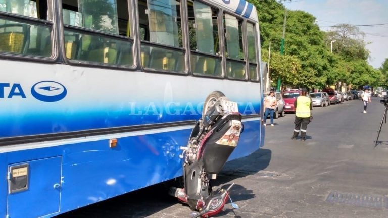 Una moto se incrustó en un colectivo de Saeta (La Gaceta Salta)