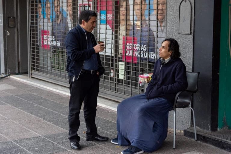 El intendente Walther Marcolini charlando con Elías durante la movida solidaria.