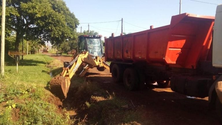 Limpieza en barrrios y acceso de Miguel Lanús. (M. de Posadas)